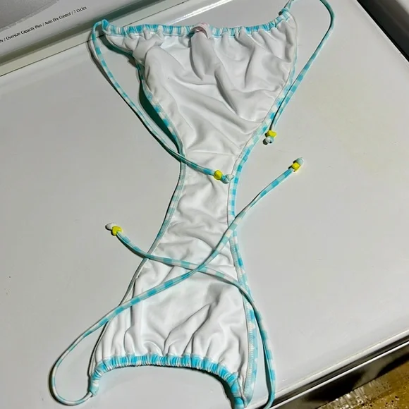 Blue bikini. - Picture 2 of 5